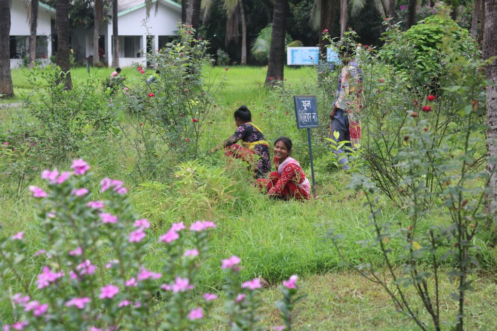 SAMS Teachers and Students Clean Campus 1