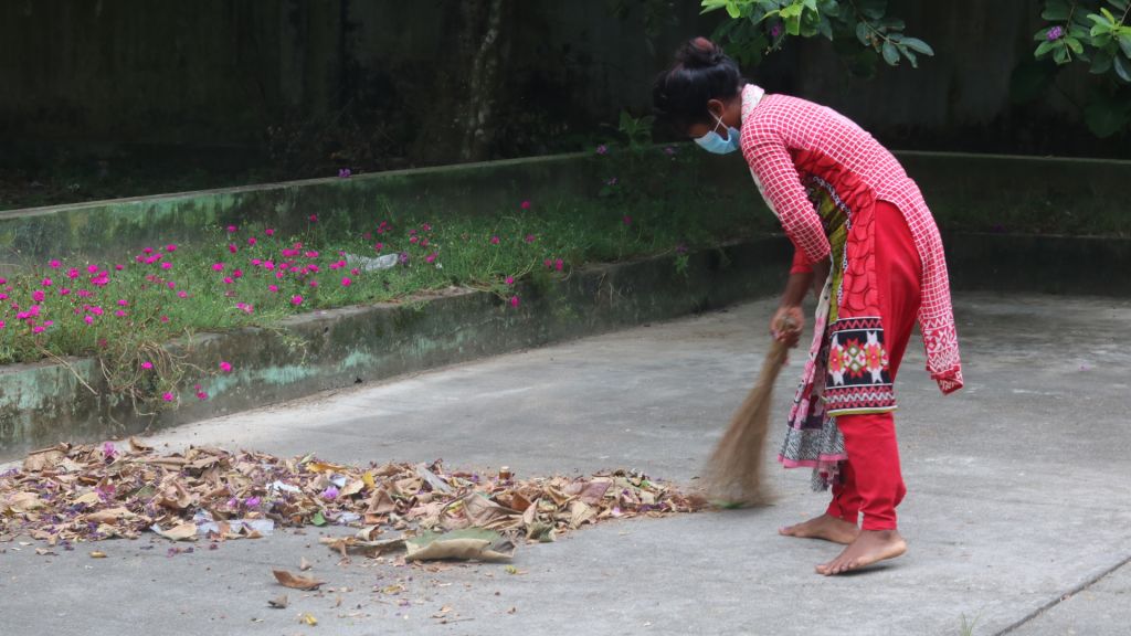 SAMS Teachers and Students Clean Campus 15